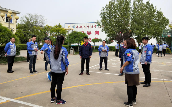 踢毽子比賽讓我們見識到團結(jié)協(xié)作、堅持不懈的運動精神，各隊在場上展開激烈比拼，隊員們沉著應戰(zhàn)、默契配合、快速傳遞