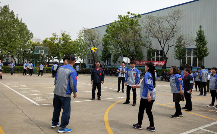 踢毽子比賽讓我們見識到團結(jié)協(xié)作、堅持不懈的運動精神，各隊在場上展開激烈比拼，隊員們沉著應戰(zhàn)、默契配合、快速傳遞