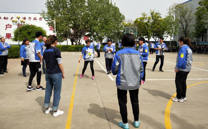 踢毽子比賽讓我們見識到團結(jié)協(xié)作、堅持不懈的運動精神，各隊在場上展開激烈比拼，隊員們沉著應戰(zhàn)、默契配合、快速傳遞