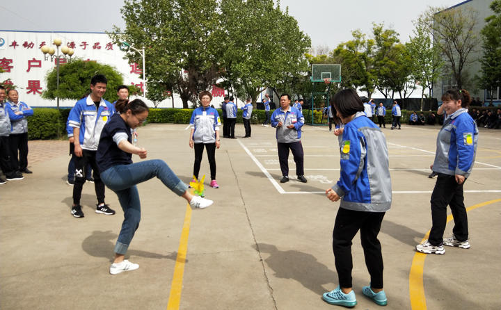 踢毽子比賽讓我們見識到團結(jié)協(xié)作、堅持不懈的運動精神，各隊在場上展開激烈比拼，隊員們沉著應戰(zhàn)、默契配合、快速傳遞