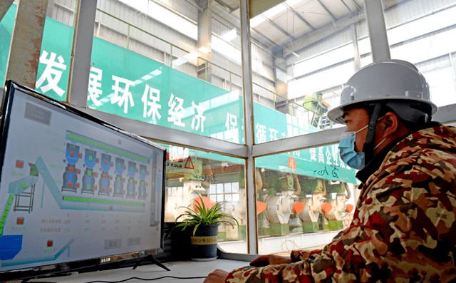 淮南市壽縣一家顆粒廠工人正在操控秸稈顆粒機械設(shè)備加工秸稈，生產(chǎn)生物燃料